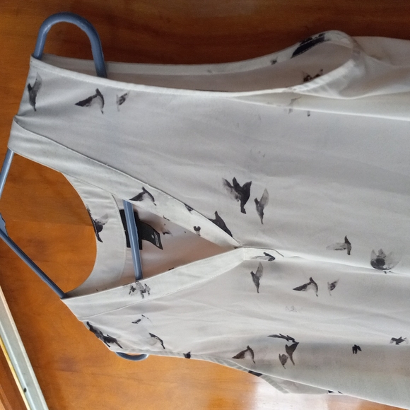 Nue Options White V-Neck Pleated Blouse With Bird Print *MED* - Picture 4 of 8
